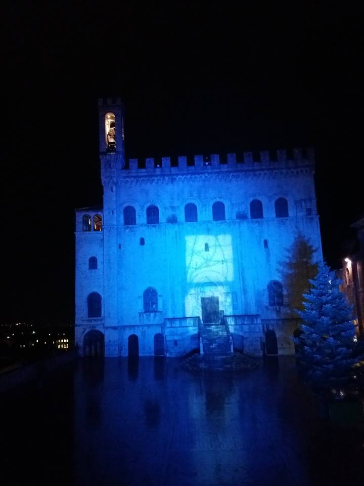 Gubbio_palazzo dei consoli.jpg - 39,54 kB